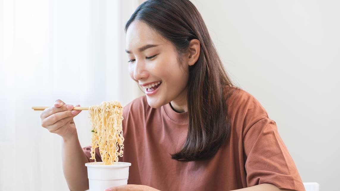 泡麵隱藏吃法!碗裡「加1物」麵條秒變Q彈可口,網友讚:用在雞肉上也好吃