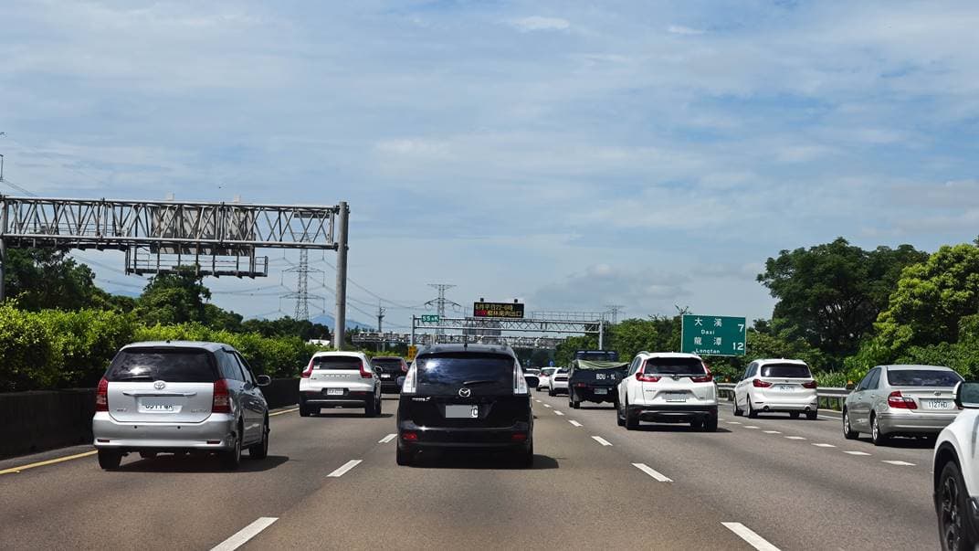 汽車族注意!上路時「做錯1事」3萬6繳國庫,高公局點名6大危險情境