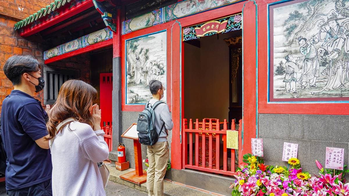 月老不只能求姻緣!供桌擺滿「1物」讓外國遊客看傻,網友狂點頭:真的靈驗