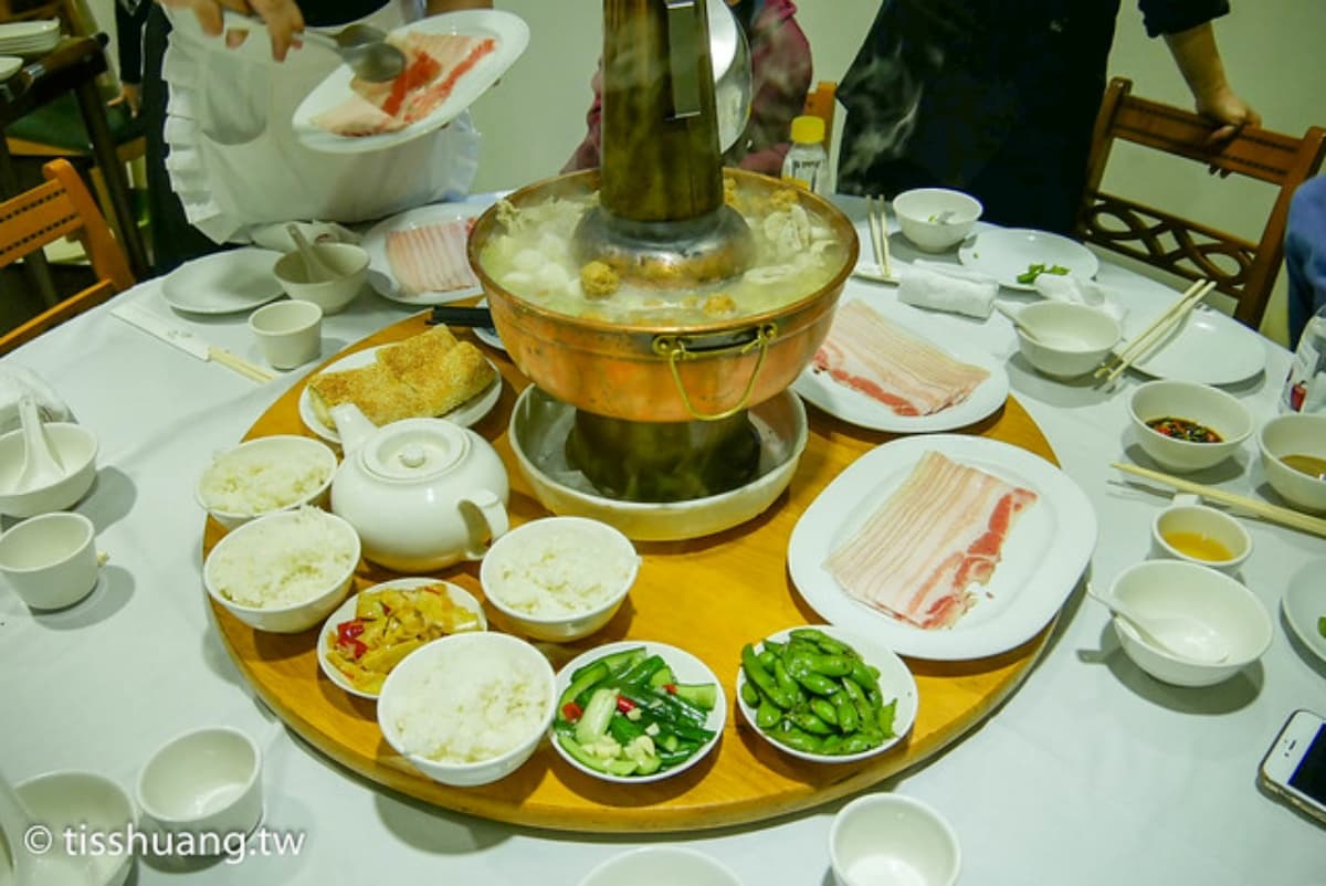 夠酸才好吃?台北「煙囪爐」酸菜白肉鍋推薦6家,加碼7間高評價人氣店 台北酸菜白肉鍋13間:圍爐酸菜白肉火鍋