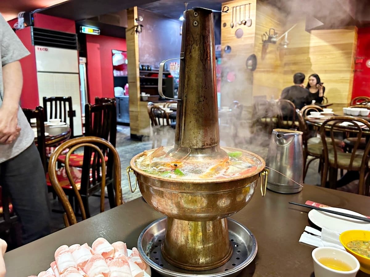 夠酸才好吃?台北「煙囪爐」酸菜白肉鍋推薦6家,加碼7間高評價人氣店 酸菜白肉鍋的由來、好吃的關鍵是什麼?