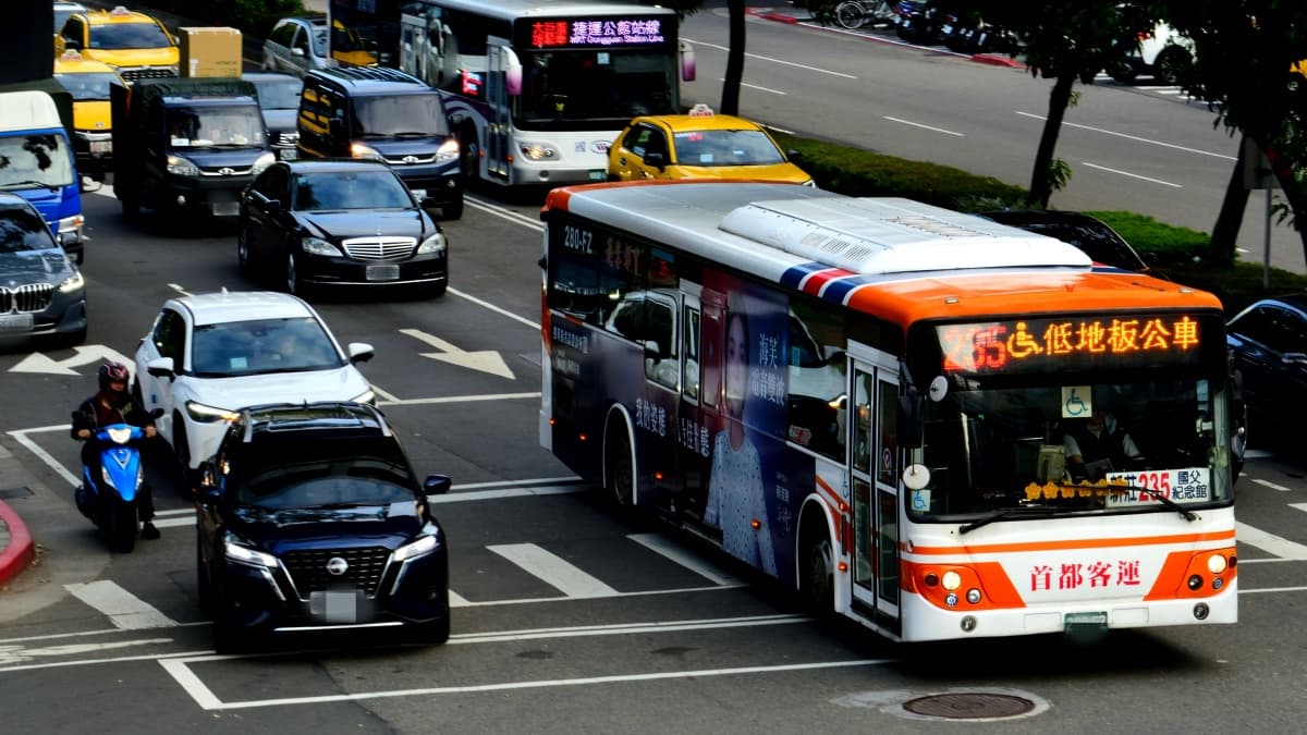 方向燈要打多久才能轉彎、變換車道?交通部給答案,做錯秒噴6000元