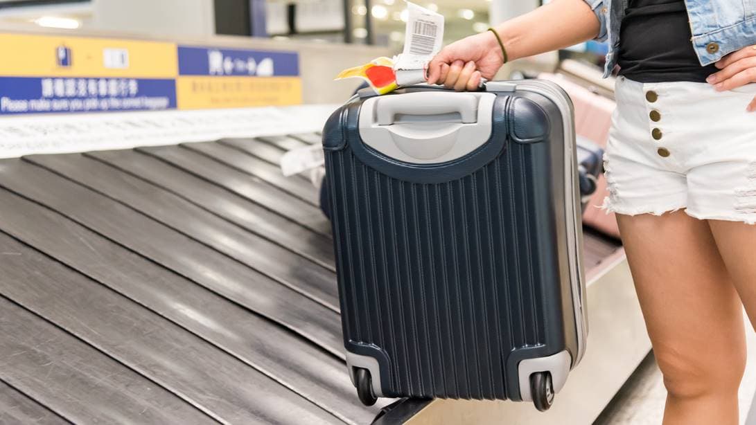 行李箱托運貼紙要撕掉嗎?桃園機場曝下場,旅客飛十幾年都不知道