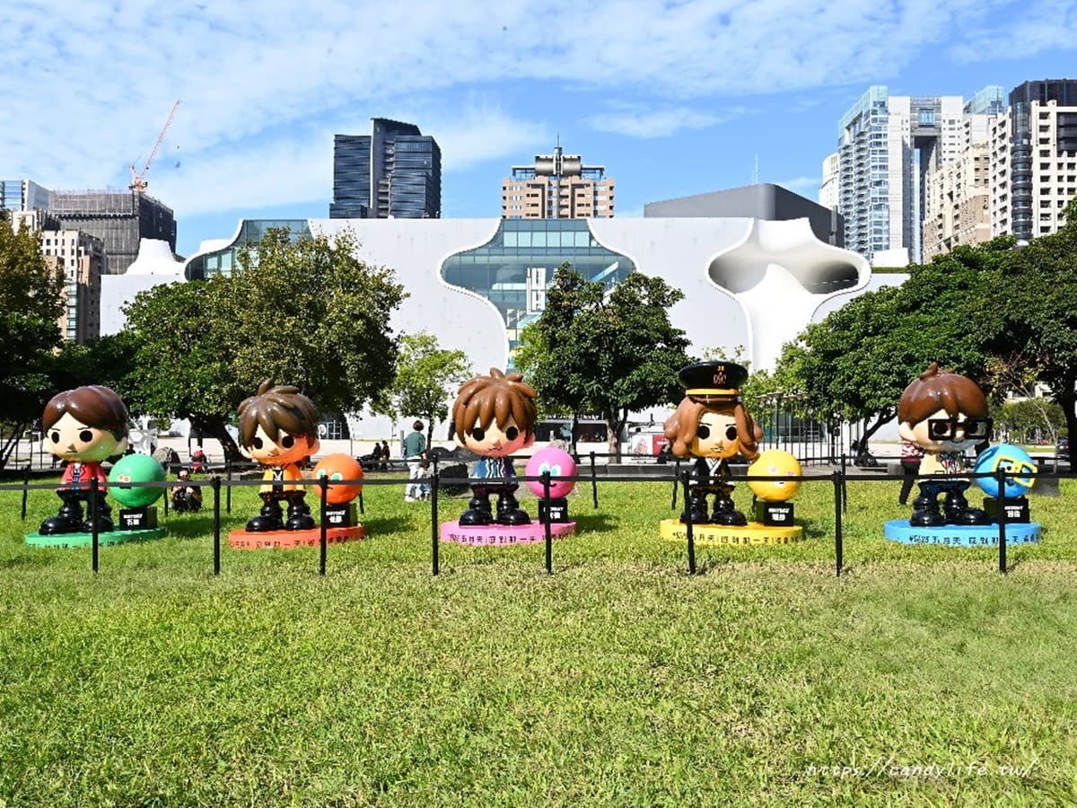 「巨大五彩球」登台中公園!打卡5公尺聖誕球、Q版公仔,夜晚點燈更吸睛 「巨大五彩球」登台中公園!打卡5公尺聖誕球、Q版公仔,夜晚點燈更吸睛