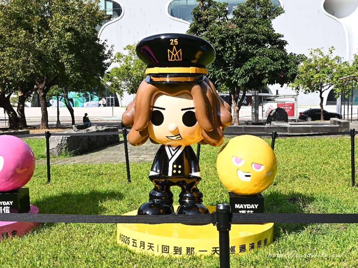 「巨大五彩球」登台中公園!打卡5公尺聖誕球、Q版公仔,夜晚點燈更吸睛 「巨大五彩球」登台中公園!打卡5公尺聖誕球、Q版公仔,夜晚點燈更吸睛