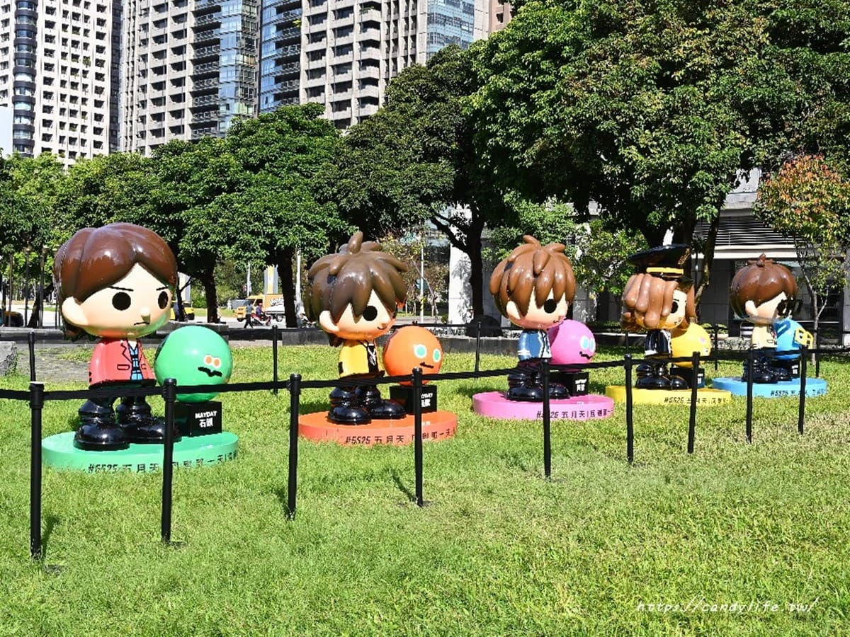 「巨大五彩球」登台中公園!打卡5公尺聖誕球、Q版公仔,夜晚點燈更吸睛 「巨大五彩球」登台中公園!打卡5公尺聖誕球、Q版公仔,夜晚點燈更吸睛