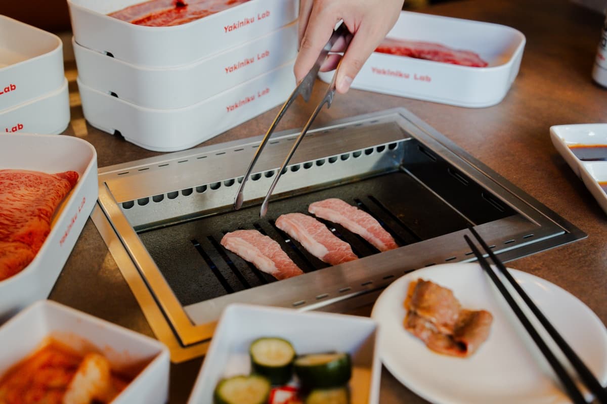 全台首創「超市型燒肉店」!230元起自選和牛、海鮮,單人用餐也無異味爽吃 全台首創「超市型燒肉店」!230元起自選和牛、海鮮,單人用餐也無異味爽吃