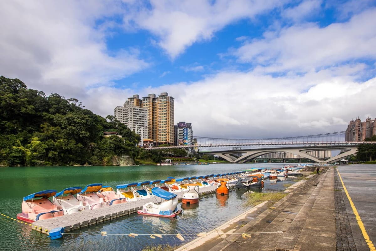 碧潭沒落了?峇里島風格水岸餐廳、王齊麟愛店都藏這,新店碧潭+光明街美食地圖 碧潭風景區一日遊:天鵝船