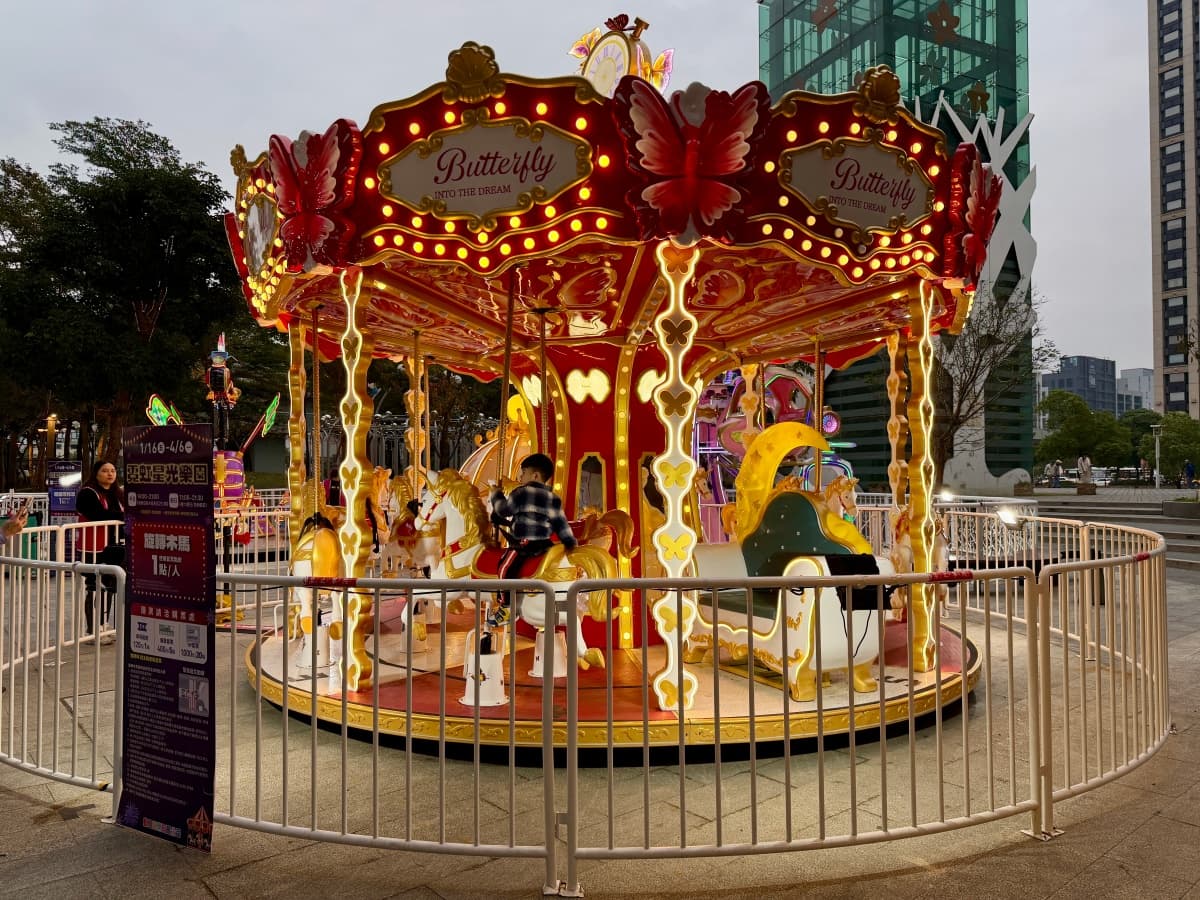 最夢幻「夜間遊樂園」!旋轉木馬、海盜船、彈跳床6大設施,再送100元餐券 最夢幻「夜間遊樂園」!旋轉木馬、海盜船、彈跳床6大設施,再送100元餐券
