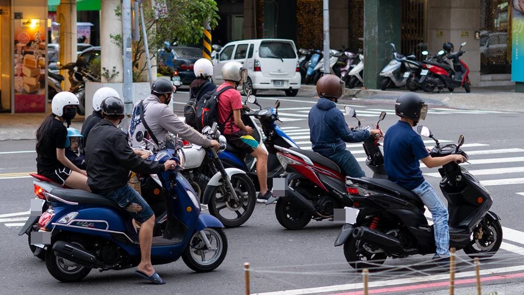 騎車用手機、開車抽菸將罰更重!1交通新法上路,做這件事恐噴7200元 騎車用手機、開車抽菸將罰更重!1交通新法上路,做這件事恐噴7200元