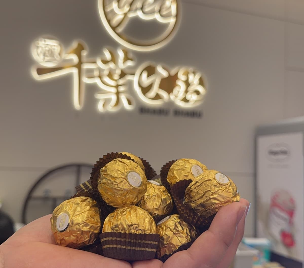 全台首間「金莎巧克力吃到飽」!799元嗑百款自助吧+火鍋,大湖草莓無限夾 全台首間「金莎巧克力吃到飽」!799元嗑百款自助吧+火鍋,大湖草莓無限夾