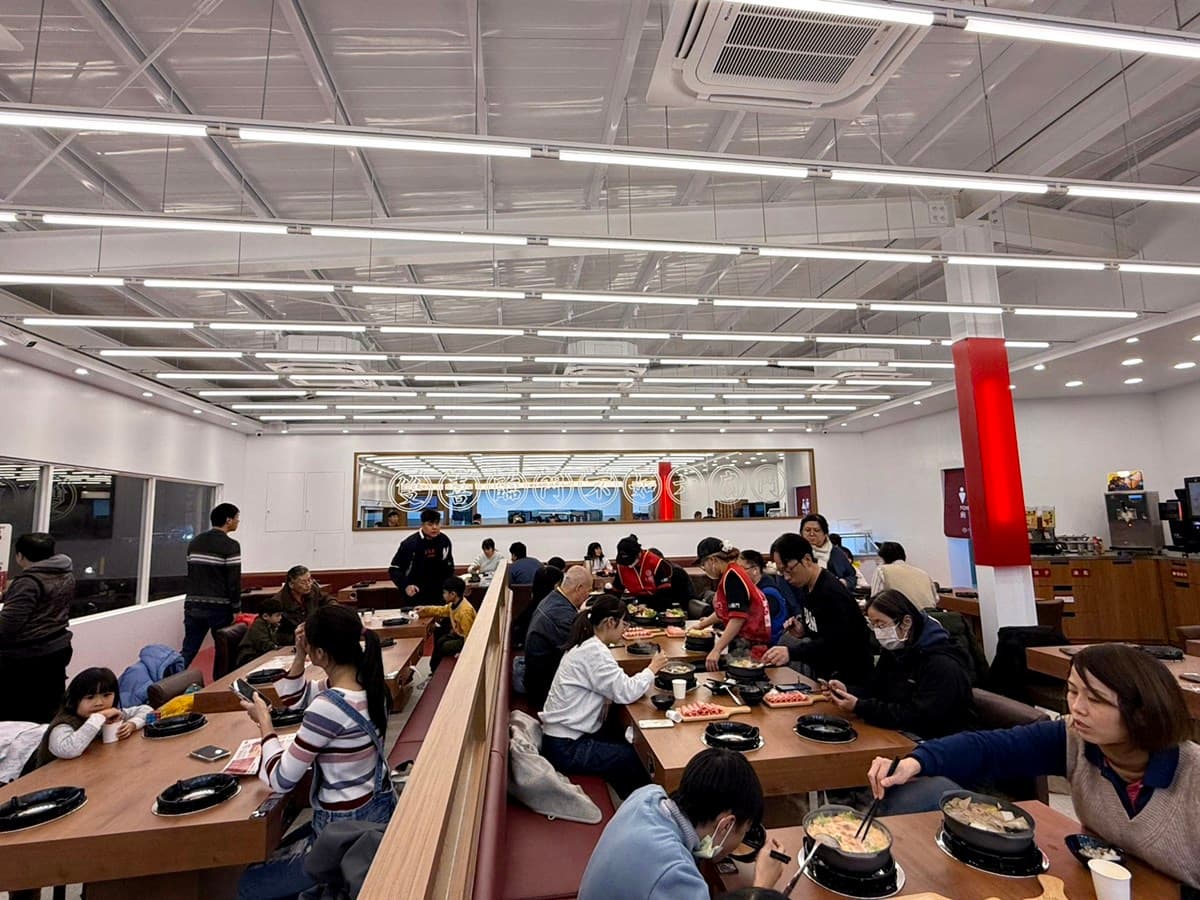 全台最狂「六扇門旗艦店」曝光!170元自助吧泡麵牆、豆花暢吃,免費送鍋料 全台最狂「六扇門旗艦店」曝光!170元自助吧泡麵牆、豆花暢吃,免費送鍋料