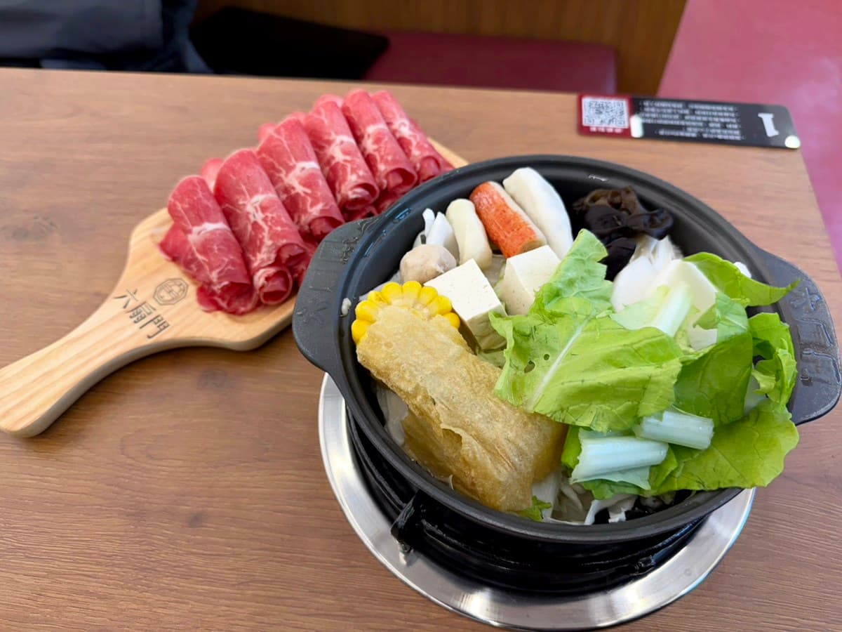 全台第1間「六扇門吃到飽店」!288元爽吃披薩、炸物,30款自助吧無限夾 全台最狂「六扇門旗艦店」曝光!170元自助吧泡麵牆、豆花暢吃,免費送鍋料