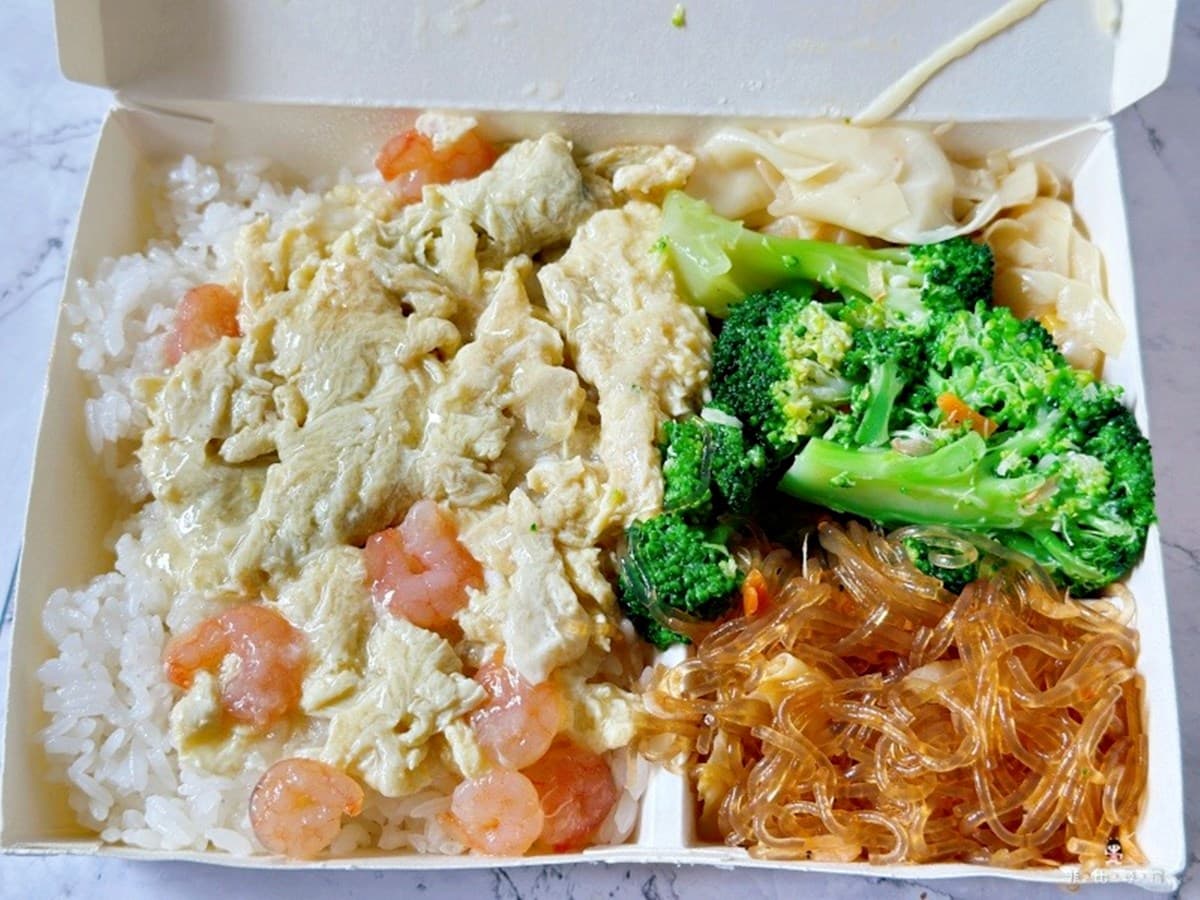 最低只要65元!高CP值「銅板價便當」嗑大雞腿+4配菜,炒麵、湯品吃到飽 最低只要65元!高CP值「銅板價便當」嗑大雞腿+4配菜,炒麵、湯品吃到飽