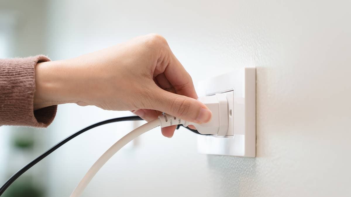 插頭、插座出現2顏色別再用!台電示警「恐引發火災」,教你如何正確清潔