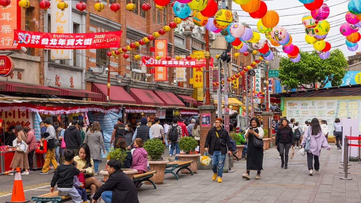 2026過年走春怎麼穿?12生肖開運顏色全攻略,穿對衣服能讓財運大超車