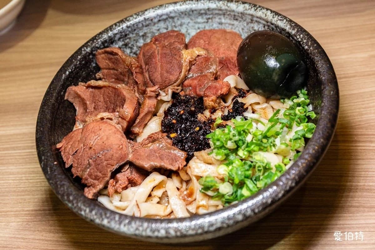 免費續湯、豆漿豆花吃到飽!高CP值「牛肉麵」120元起,必嗑紅燒牛腱心 免費續湯、豆漿豆花吃到飽!高CP值「牛肉麵」120元起,必嗑紅燒牛腱心