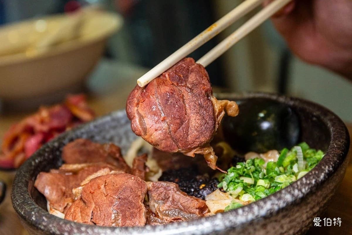 免費續湯、豆漿豆花吃到飽!高CP值「牛肉麵」120元起,必嗑紅燒牛腱心 免費續湯、豆漿豆花吃到飽!高CP值「牛肉麵」120元起,必嗑紅燒牛腱心
