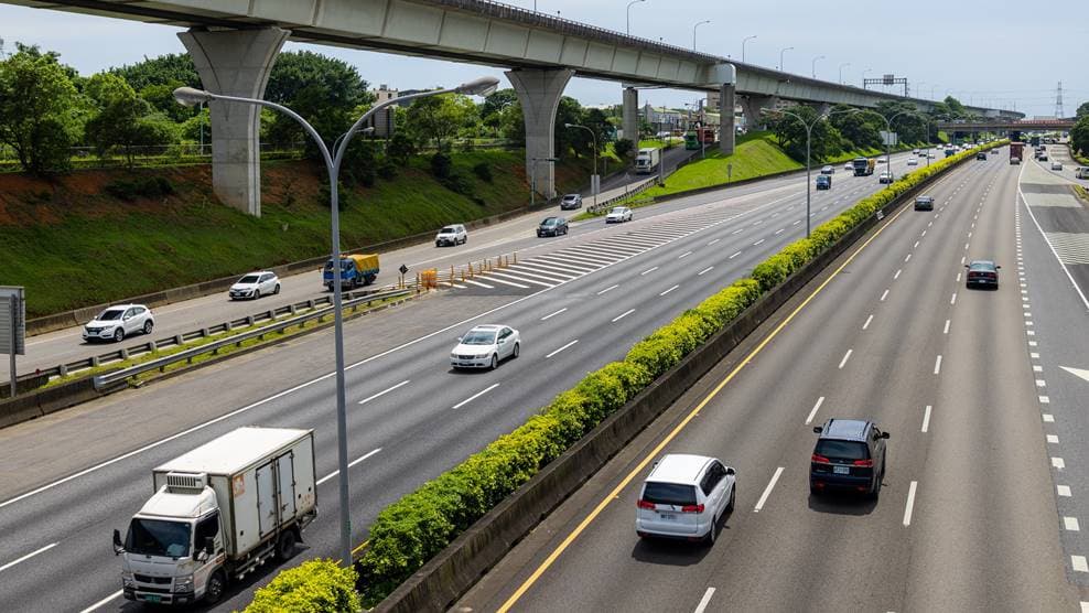 國道變換車道打方向燈「仍被罰3000元」!法院曝背後原因:明顯違反安全規定