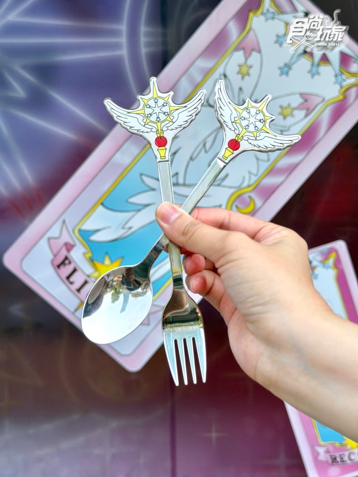 《庫洛魔法使》主題店登場!全台6間門市限定,必收25款透明卡牌、小可零錢包 《庫洛魔法使》主題店登場!全台6間門市限定,必收25款透明卡牌、小可零錢包