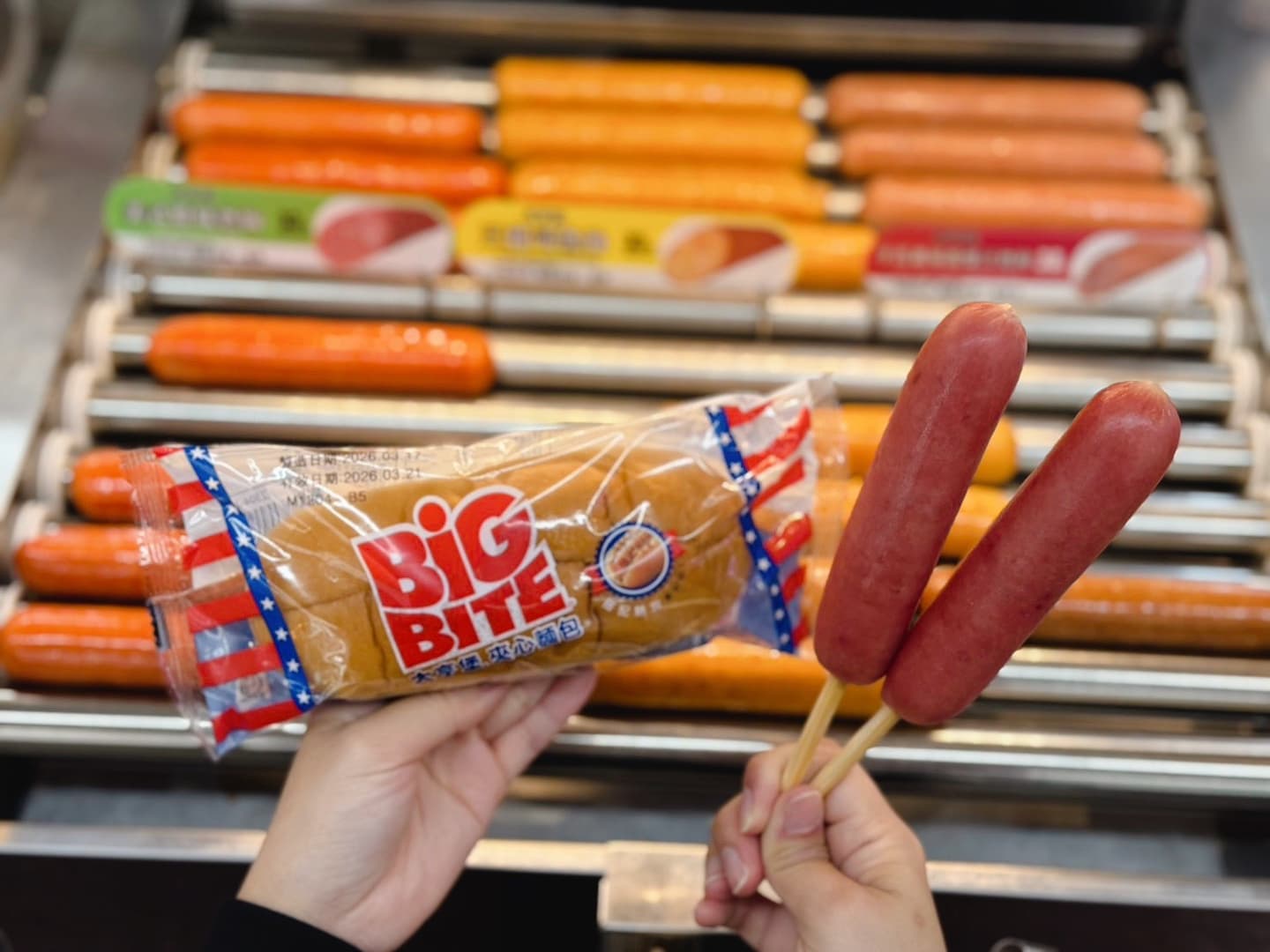 7-11開賣香腸!「清明兒童連假優惠」咖啡買7送7、哈根達斯買4送4、送卡通包 7-11開賣香腸!「清明兒童連假優惠」咖啡買7送7、哈根達斯買4送4、送卡通包
