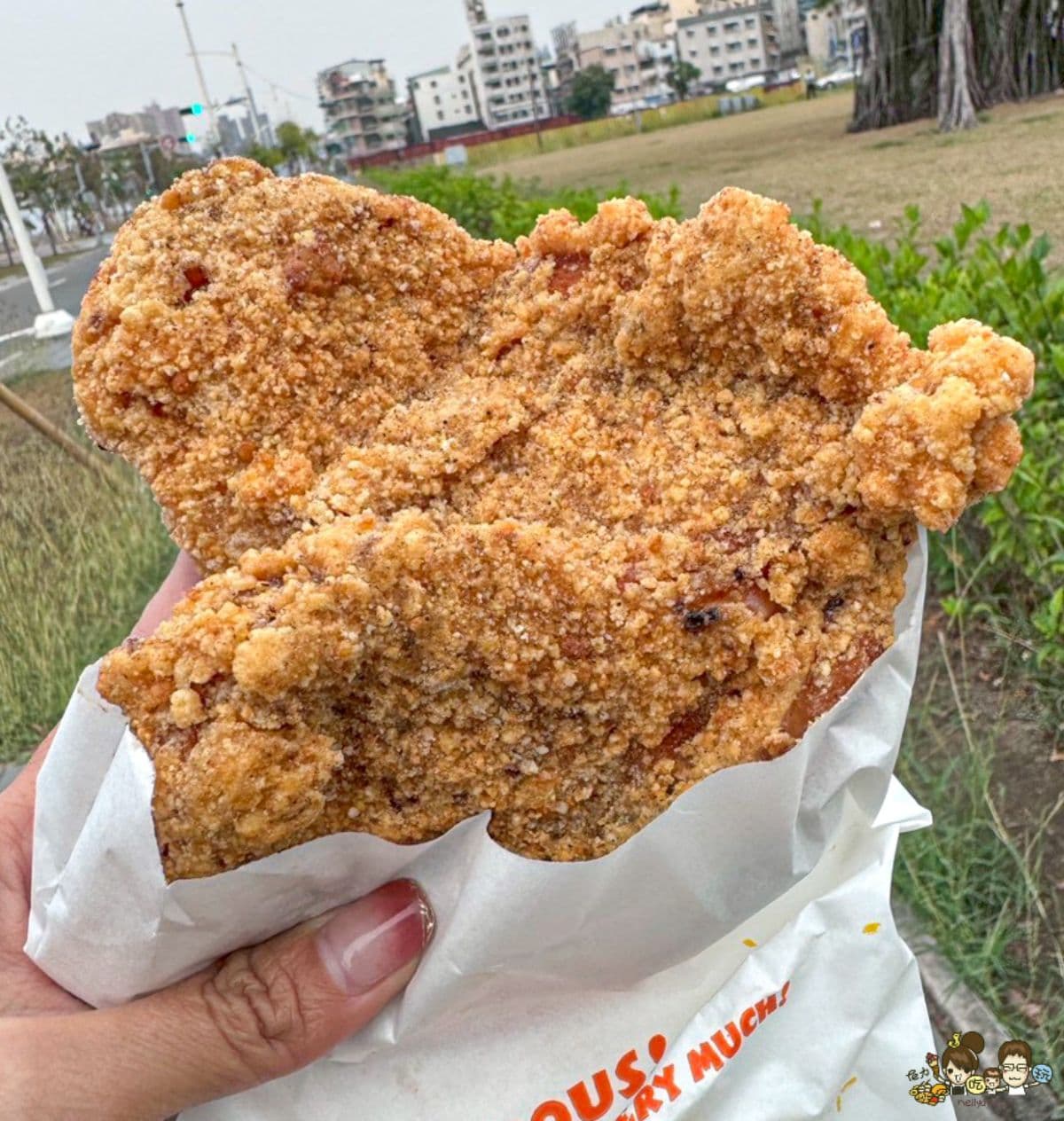 比臉大雞排只要65元!肉排厚實、外酥內嫩,學區限定佛心美食就在火車站對面 比臉大雞排只要65元!肉排厚實、外酥內嫩,學區限定佛心美食就在火車站對面