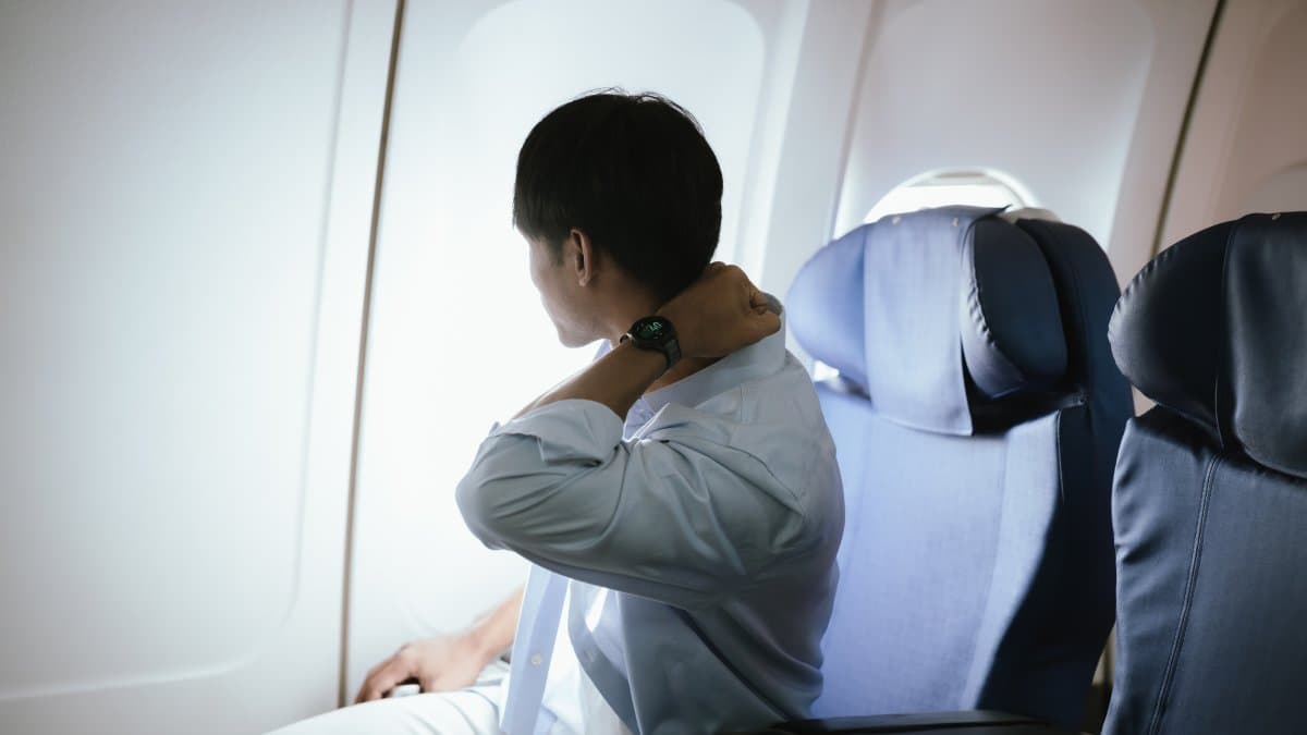 搭長途飛機腰痠背痛?1神招能解決久坐不適,網友實測大讚:辦公室也適用