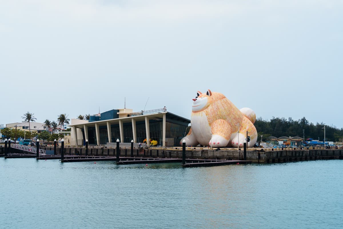 巨大胖博美狗狗出沒!「看海美術館」全新展覽免費拍,療癒動物雕塑搶先看 巨大胖博美狗狗出沒!「看海美術館」全新展覽免費拍,療癒動物雕塑搶先看