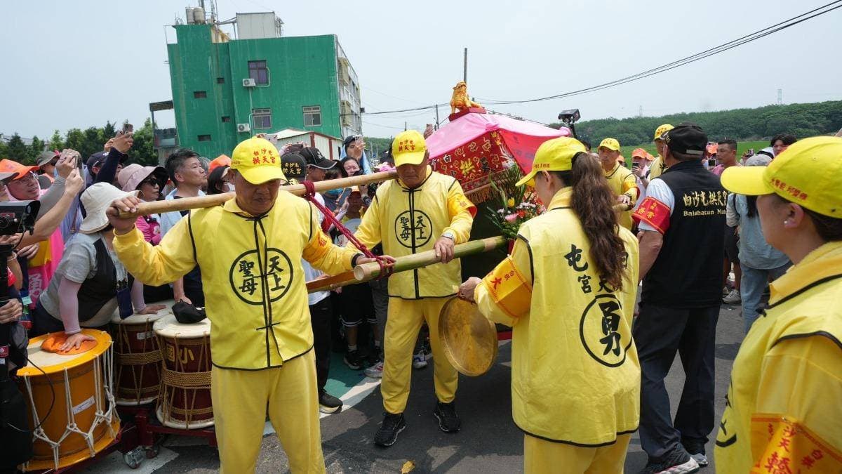 走8天也不怕腳痛!白沙屯媽祖轎班全穿同款鞋,網友讚好穿好走、出國也適用