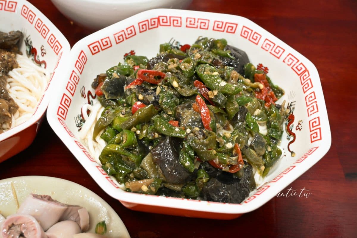 不只吳興街查記!老饕最愛「台北皮蛋麵」是這家,鮮香辣椒拌麵每一口都夠味 不只吳興街查記!老饕最愛「台北皮蛋麵」是這家,鮮香辣椒拌麵每一口都夠味