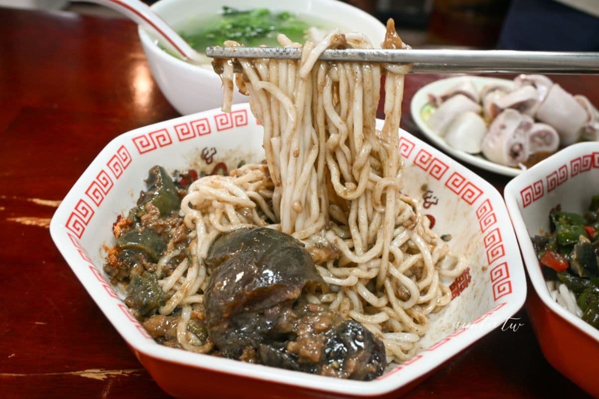 不只吳興街查記!老饕最愛「台北皮蛋麵」是這家,鮮香辣椒拌麵每一口都夠味 不只吳興街查記!老饕最愛「台北皮蛋麵」是這家,鮮香辣椒拌麵每一口都夠味