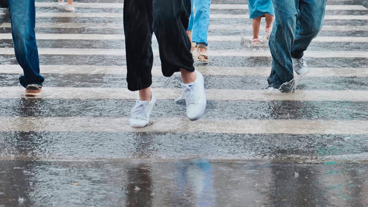 下雨天鞋子濕掉怎麼辦?達人曝4技巧快乾、不用吹風機,加碼鞋子除臭妙招