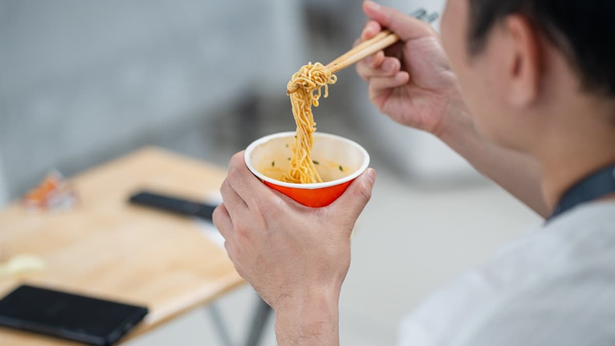 泡麵隱藏吃法!他加1物被朋友嗆邪教,內行卻狂讚:麵條變Q彈、水餃也適用