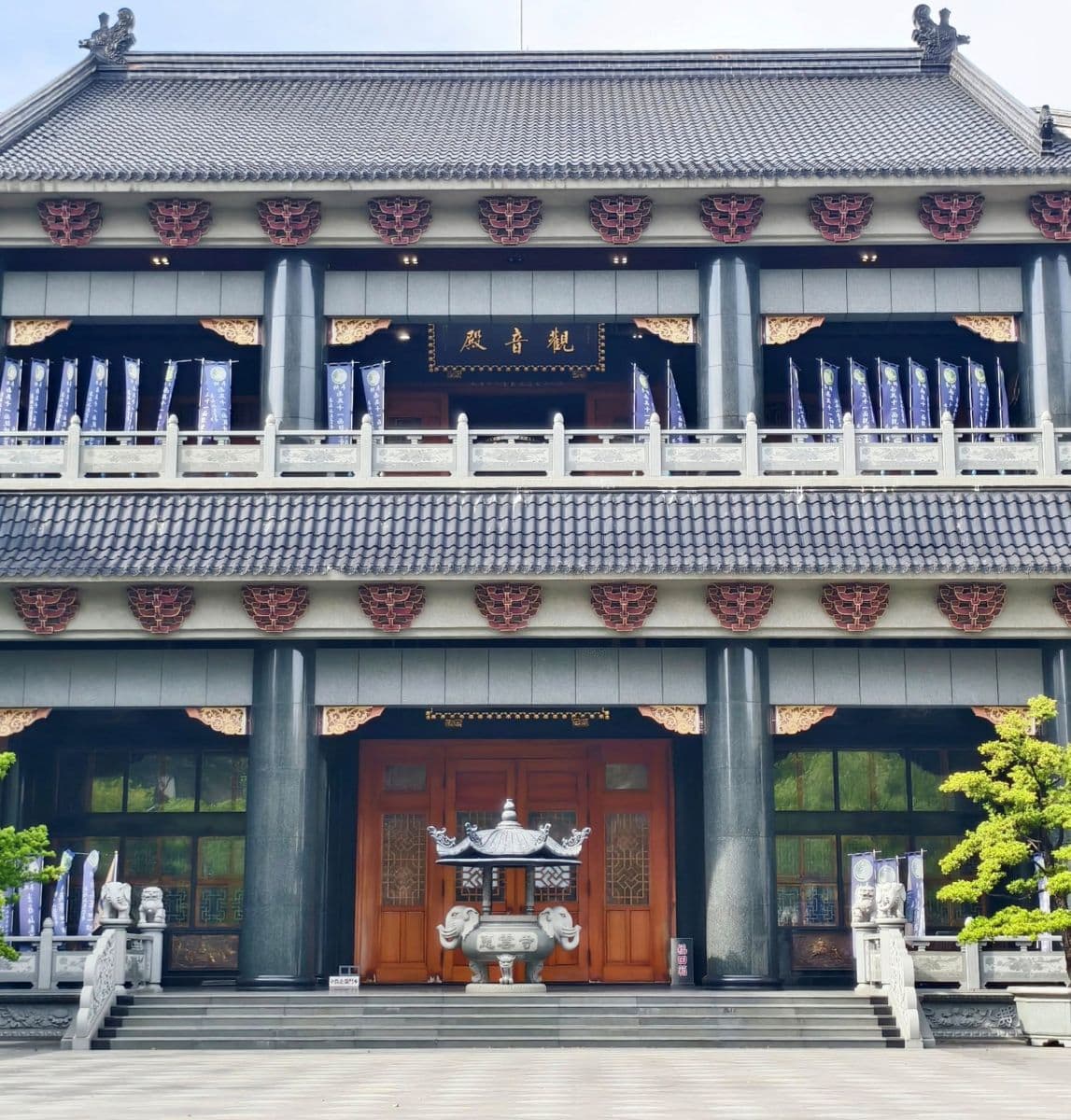 這不是日本!高雄隱藏版「阿勃勒森林」免費拍,古樸佛寺下起黃金雨超浪漫 這不是日本!高雄隱藏版「阿勃勒森林」免費拍,古樸佛寺下起黃金雨超浪漫