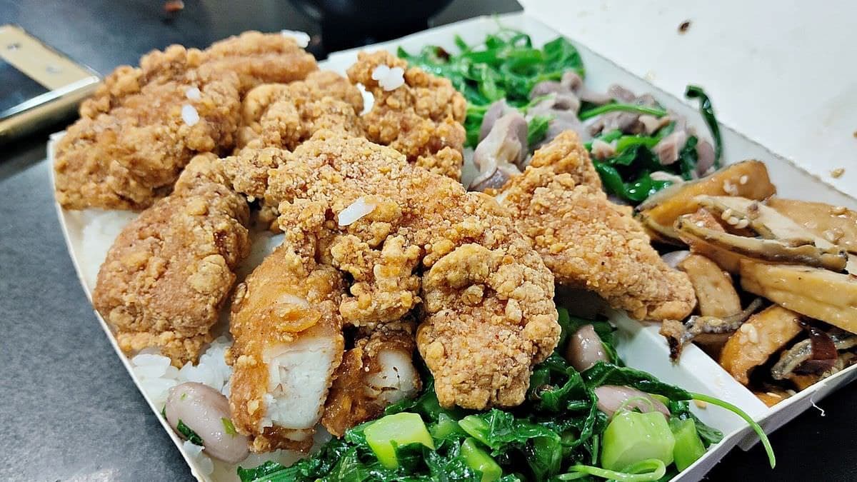 城中市場排隊王!現炸無骨「小雞飯」堆成小山,110元自選四菜還送熱湯 城中市場排隊王!現炸無骨「小雞飯」堆成小山,110元自選四菜還送熱湯