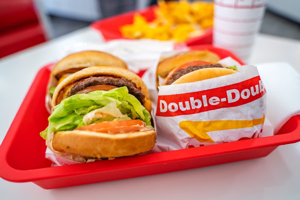 美國速食霸主又來了!In-N-Out快閃台北信義區4小時,3款漢堡限量開賣 美國速食霸主又來了!In-N-Out快閃台北信義區4小時,3款漢堡限量開賣