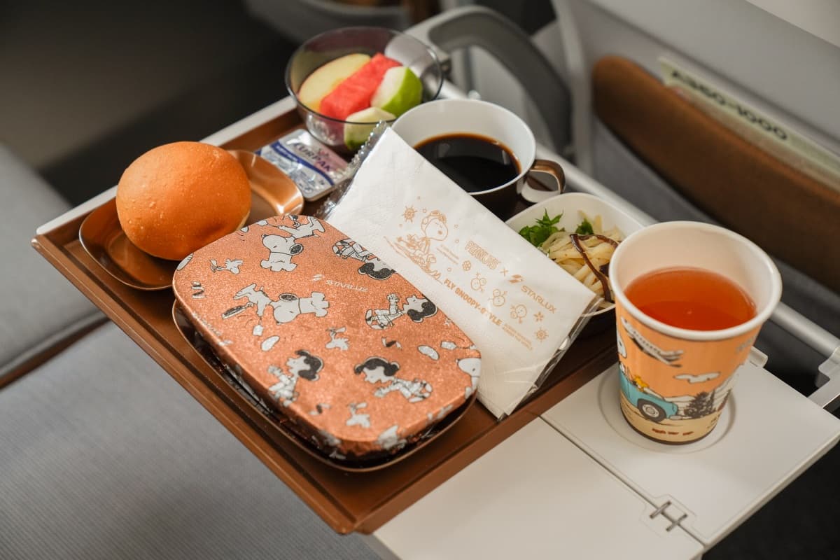 星宇航空Snoopy主題航班7/1登場!全新機上餐大阪燒、手毬壽司、蜷尾家冰淇淋一次看 史努比控衝了!星宇航空最新Snoopy航班登場,7-11聯名福袋同步開搶