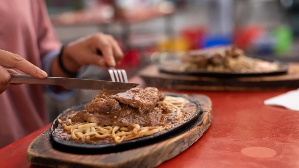 夜市牛排進階吃法爆紅!「這1物」淋上鐵板秒變白醬,老饕喊:終於有人懂