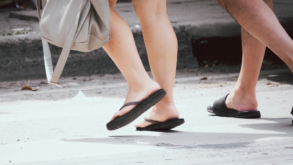 穿錯鞋子恐要人命!醫師點名「4款鞋」其實超危險,夾腳拖、舊鞋都上榜