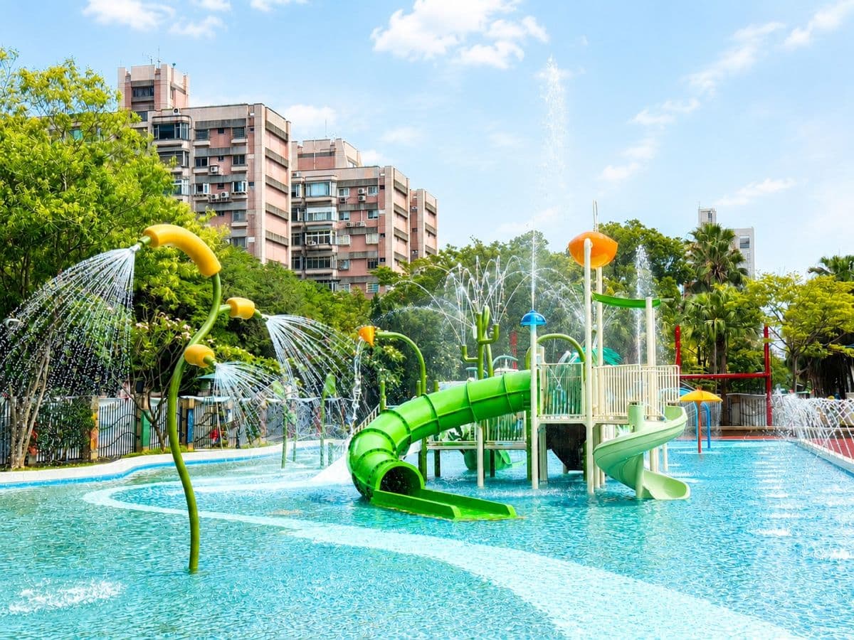 夏天就是要玩水!北中南10個「人氣玩水景點、免費公園」開放戲水時間一次看 1日限定免費入園!台北水樂園「快閃園遊會」,玩滑水道、免費吃冰棒