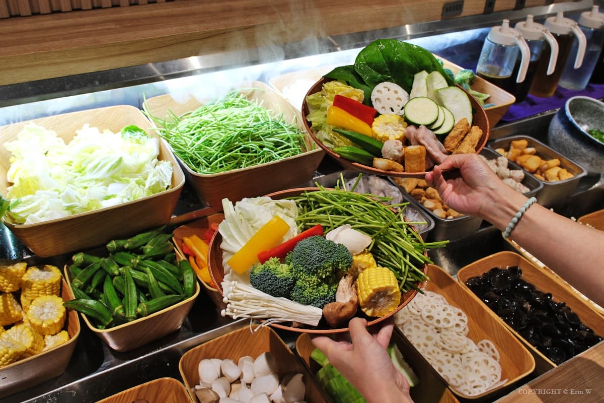170元隱藏版宵夜吃到飽!Hotel賣小火鍋,超過20種食材、鴨血、滷肉飯 170元隱藏版宵夜吃到飽!Hotel賣小火鍋,超過20種食材、鴨血、滷肉飯