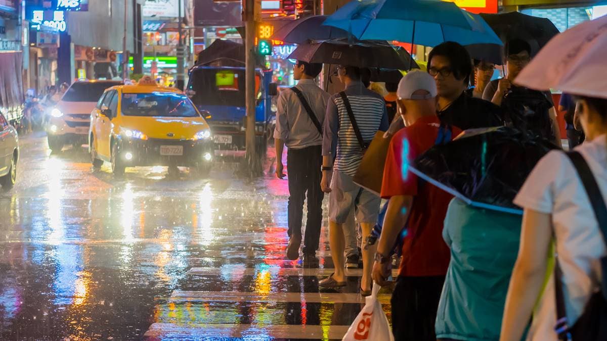明天會放豪雨假?8縣市山區已達停班停課標準,政府放假標準一次看