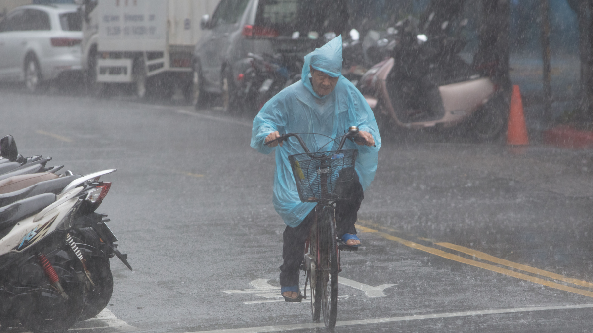 豪雨狂炸會放假?「這些地方」明天達停班停課標準,最新雨量預測揭曉