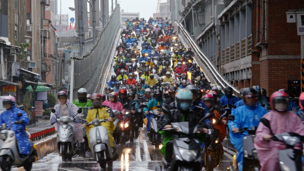下雨天騎車鞋子濕掉怎麼辦?達人教1招快速弄乾,網友再推1穿搭防水不怕濕