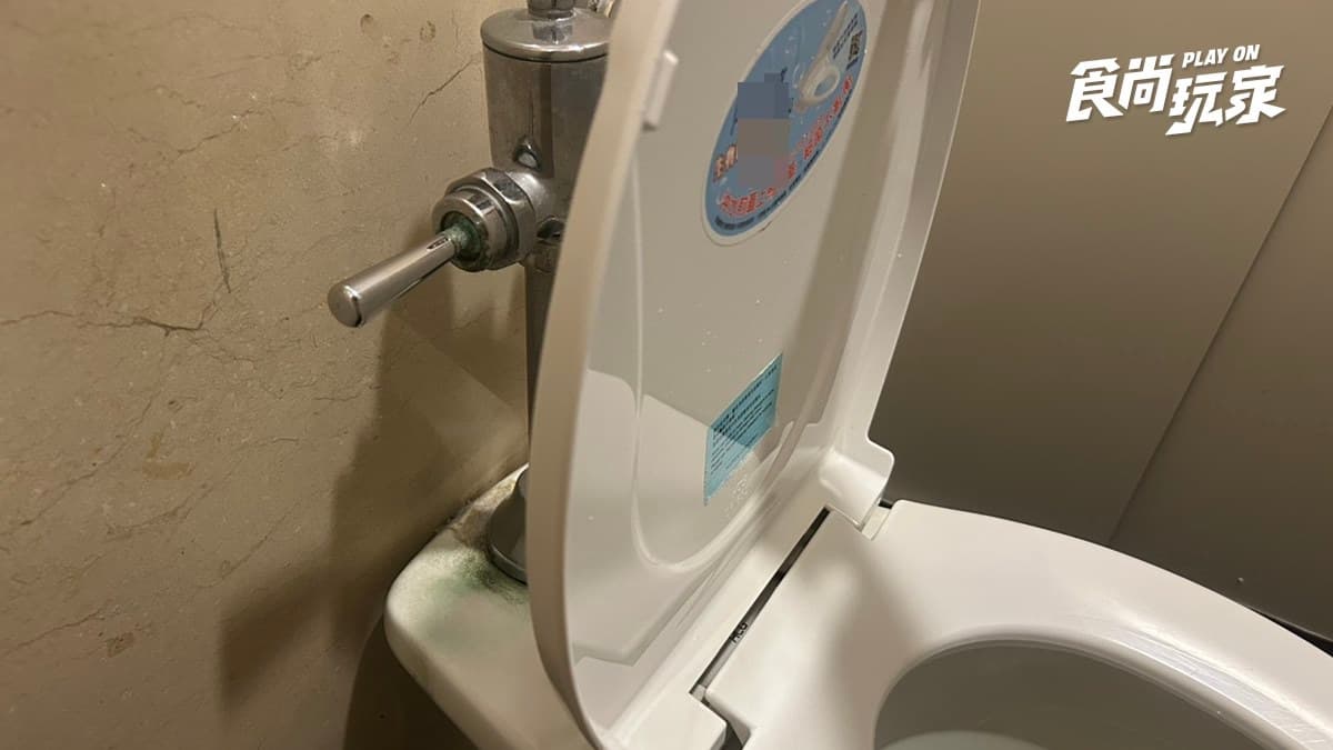 公廁沖水用手壓還是腳踩?馬桶大廠給正解「做錯小心壞掉」,一堆人不知道