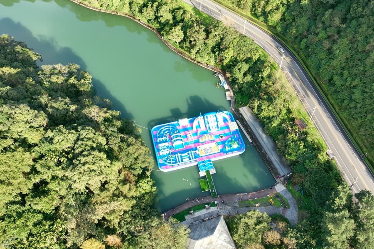 全台首座環湖充氣城堡!長埤湖打造300坪水上氣墊樂園,50元入園賞湖景步道 全台首座環湖充氣城堡!長埤湖打造300坪水上氣墊樂園,50元入園賞湖景步道