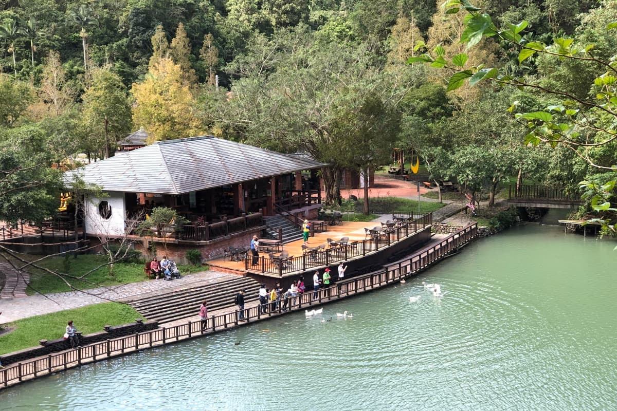 全台首座環湖充氣城堡!長埤湖打造300坪水上氣墊樂園,50元入園賞湖景步道 全台首座環湖充氣城堡!長埤湖打造300坪水上氣墊樂園,50元入園賞湖景步道