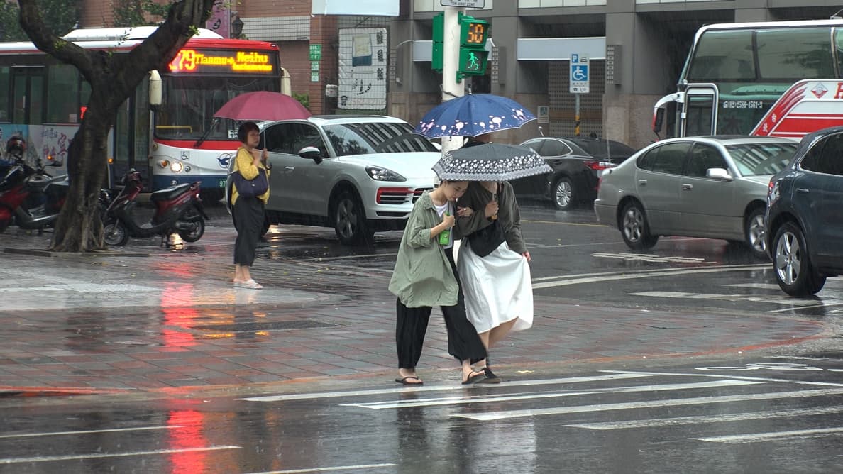 巴威颱風生成了!最新路徑曝、週日恐變得又大又強,這時最靠近台灣