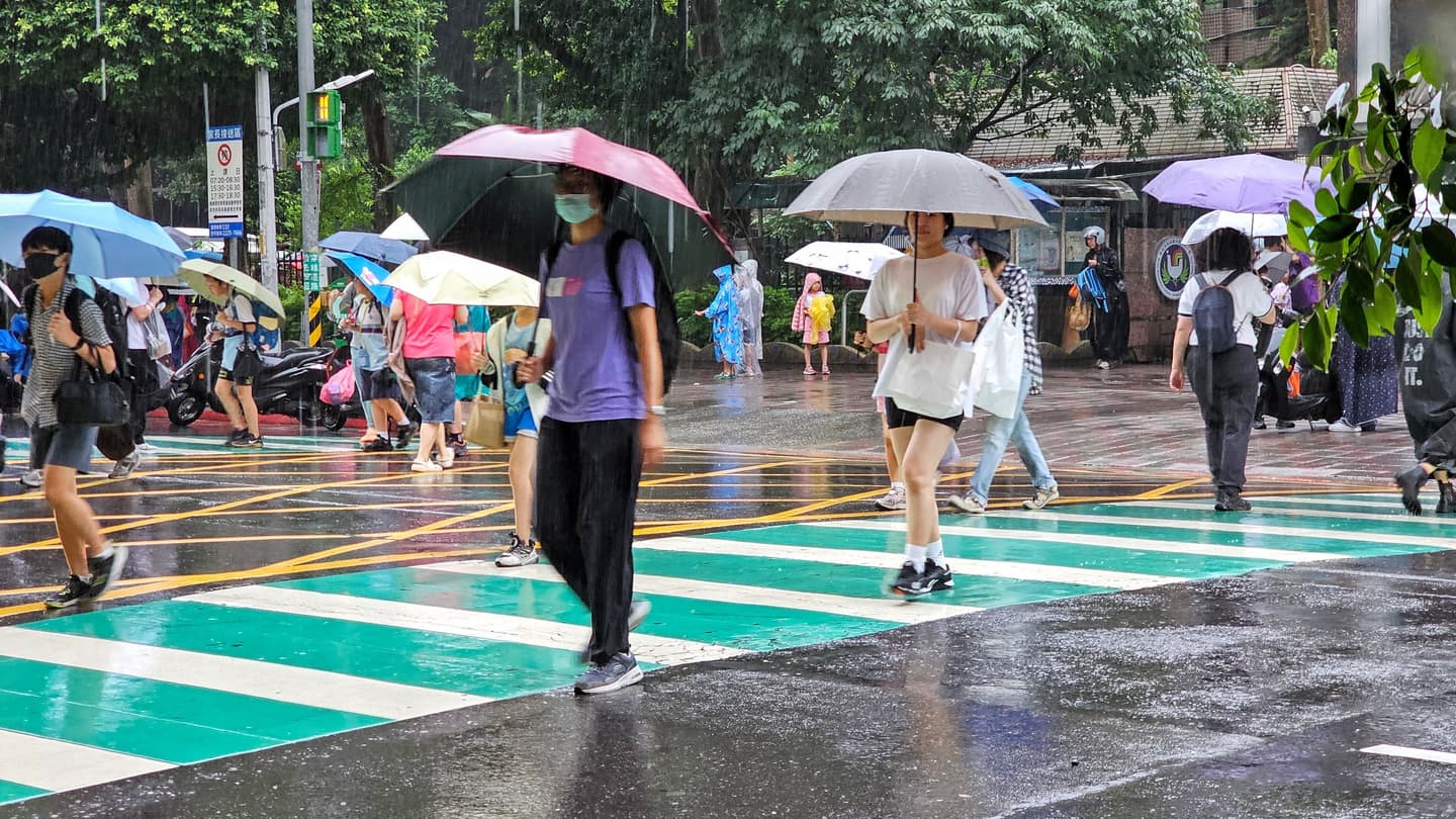 有機會颱風假?巴威「8縣市暴風圈侵襲率破5成」含北北基,這時防豪雨彈