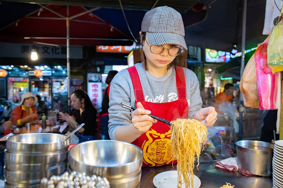 台北夜市打牙祭優惠開跑!免費送維力炸醬麵、隱藏版美食,外送滿百折20元 台北夜市打牙祭優惠開跑!免費送維力炸醬麵、隱藏版美食,外送滿百折20元